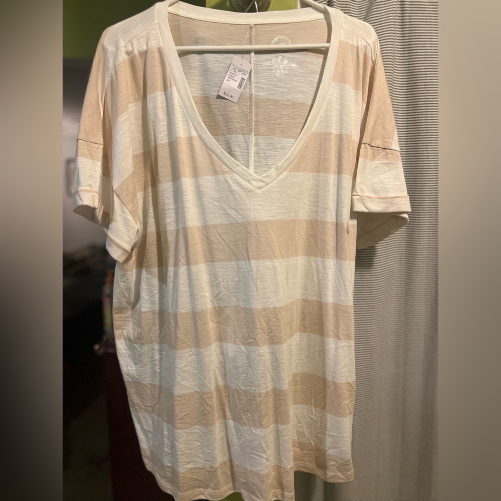 NEW Maurices, V-neck T-shirt.  Size 3XL